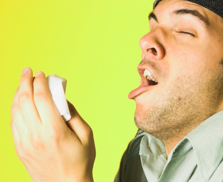 Парень чихает