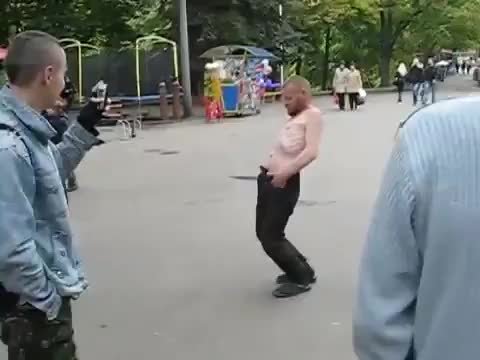 Пьяный мужик танцует