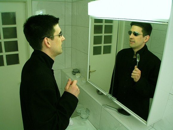 Чокается с зеркалом