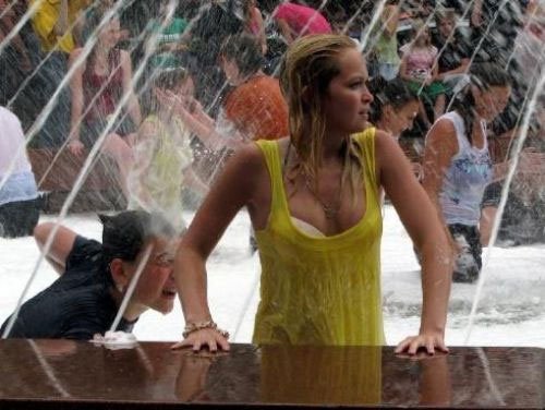 Девочка купается в фонтане