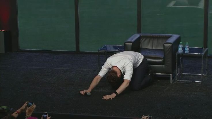 Человек падает на колени