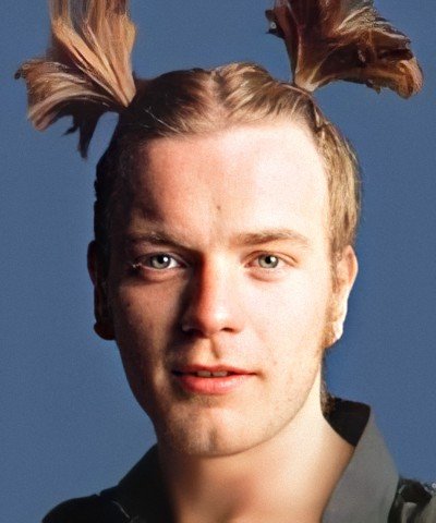 Мужчина с хвостиком на голове