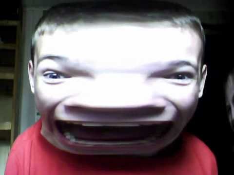 Растянутое лицо школьника