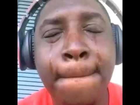 Негр слушает и плачет