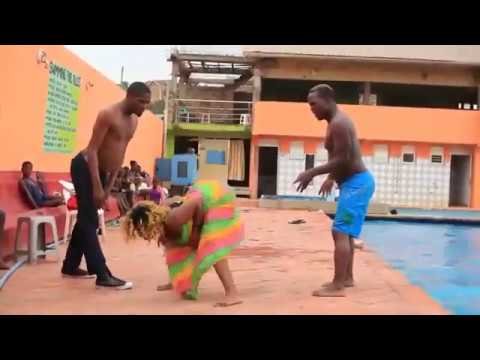 Негр танцует