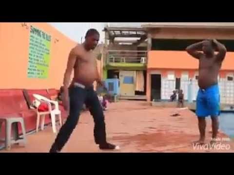 Маленький пузатый негр танцует