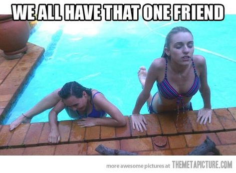 Девушка выбирается из бассейна