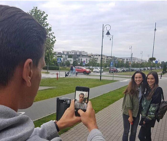 Человек фотографирует