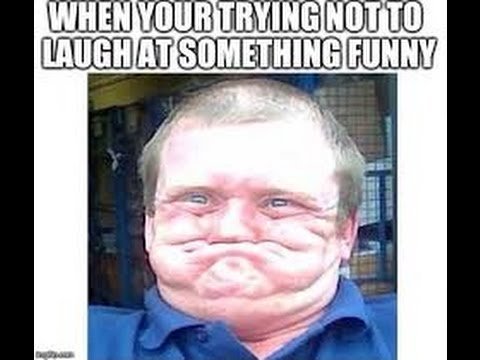Человек пытается не ЗАСМЕЯТЬСЯ