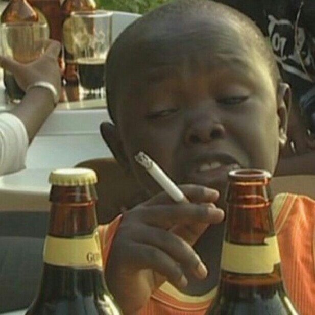 Негр с пивом и сигаретой