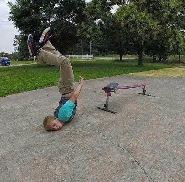 Скейтбордист смешной