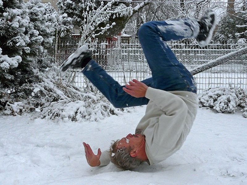 Подскашьзнуашийся человек на льду