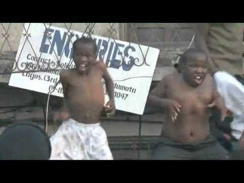 Дети негры танцуют