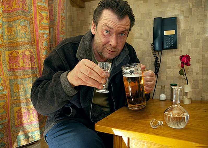 Алкаши чокаются