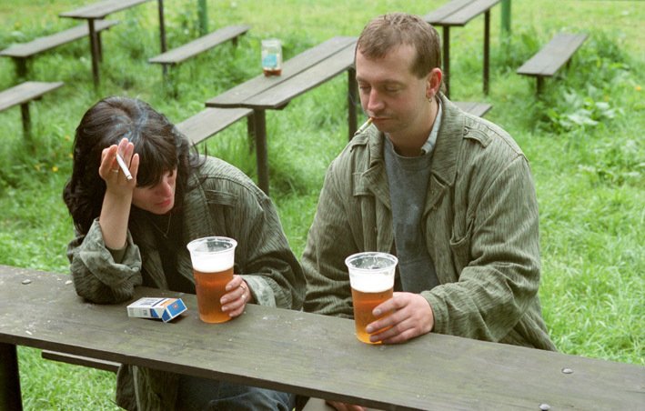 Два мужика пьют пиво
