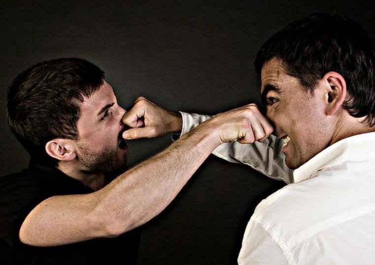 Мужчина ругается