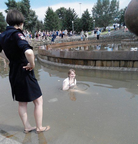 Фонтан и девушка