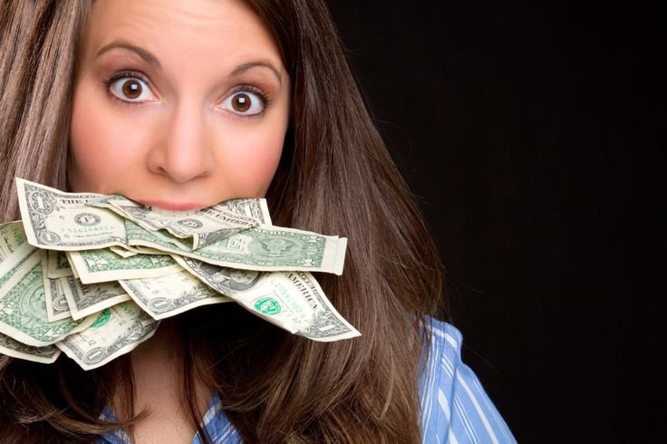 Жадная женщина с деньгами
