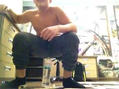 Сидит на бутылке