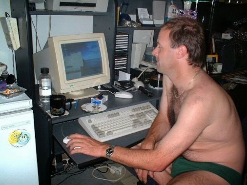 В трусах за компьютером