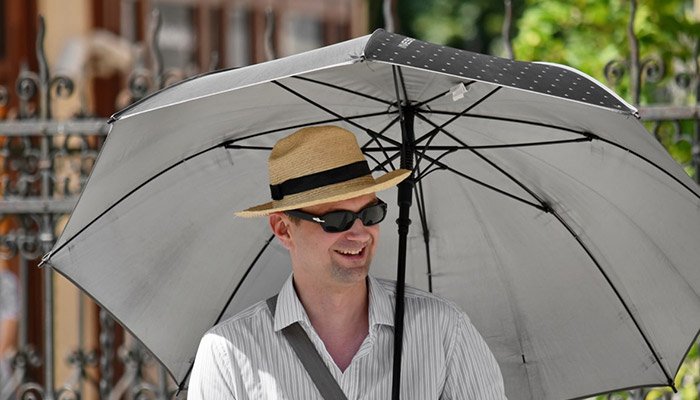 Улица с зонтами