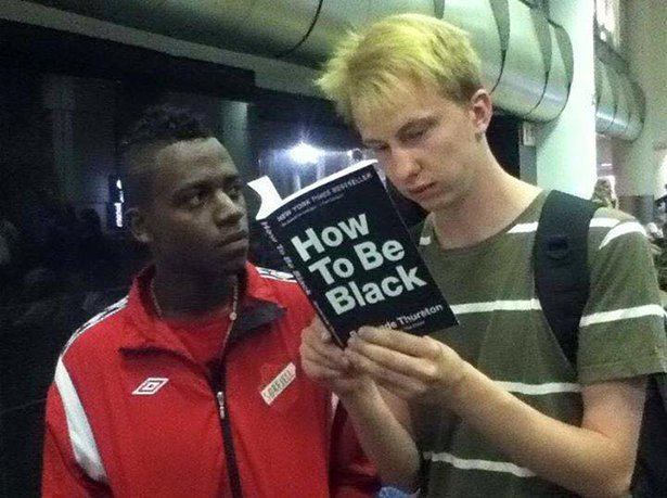 Негр читает книгу