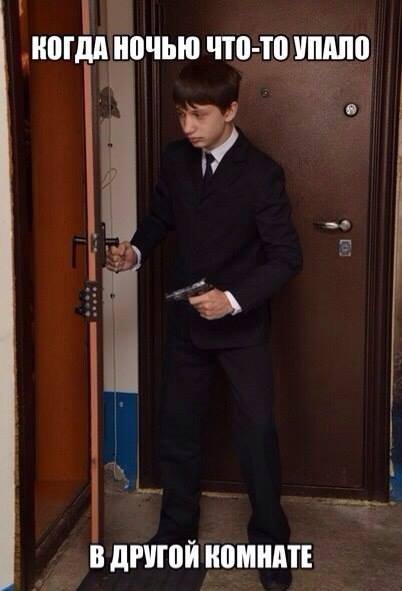 Человек закрывает дверь