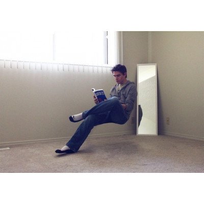 Сидит на невидимом стуле