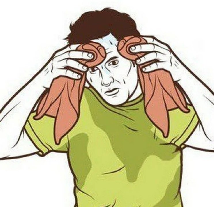 Вытирает пот с лица