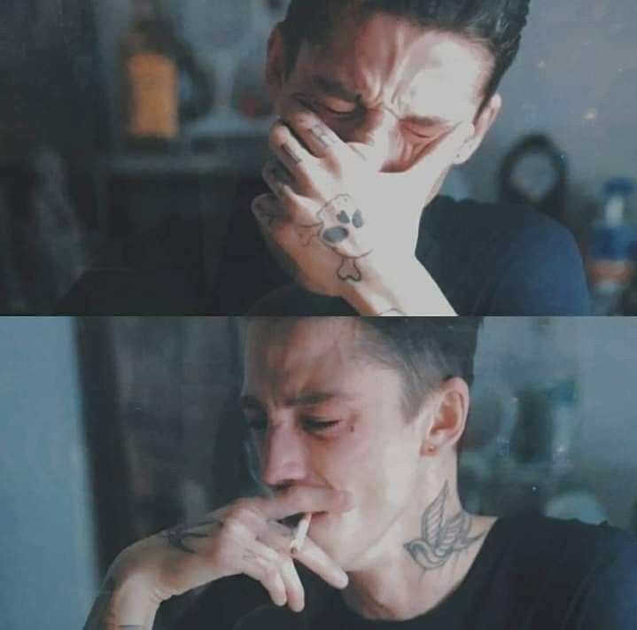 Эш Стаймест с сигаретой