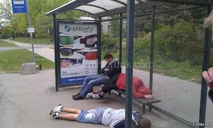 Парень спит на остановке