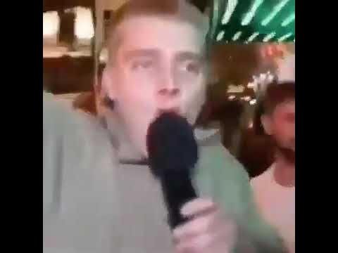 Парень заглотил микрофон