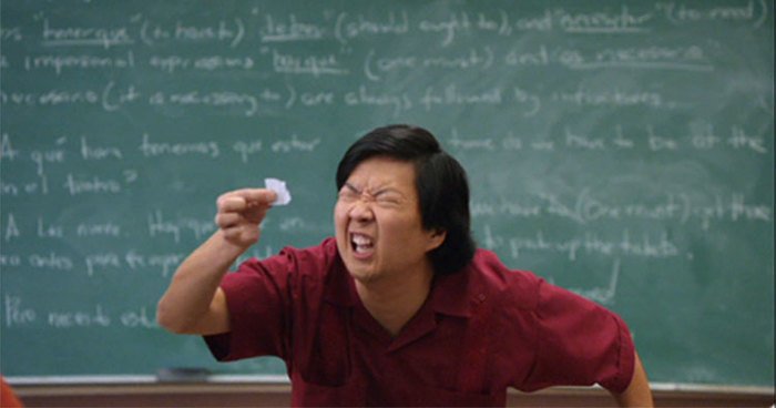 Китаец щурится на бумажку