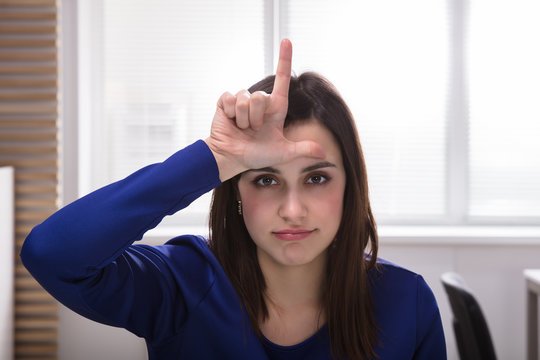 Два пальца в девушке