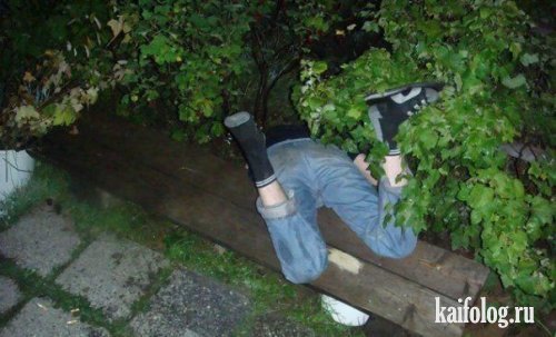 Человек валяется на улице