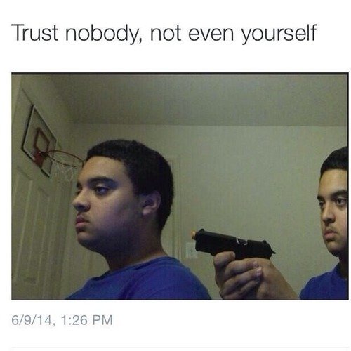 Мужик целится в себя Мем