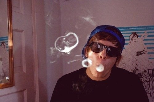 Парень в шапочке очках и сигаретой