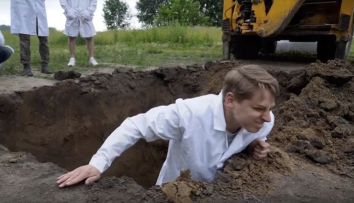 Человек выбирается из ямы