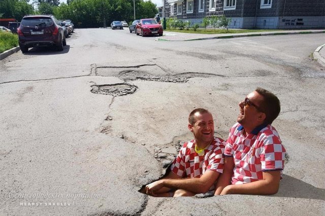 Яма на дороге