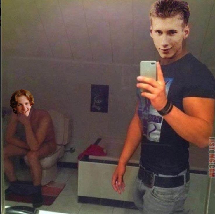 Мужик фоткается в зеркало