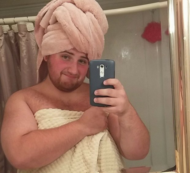 Толстый мужчина в полотенце