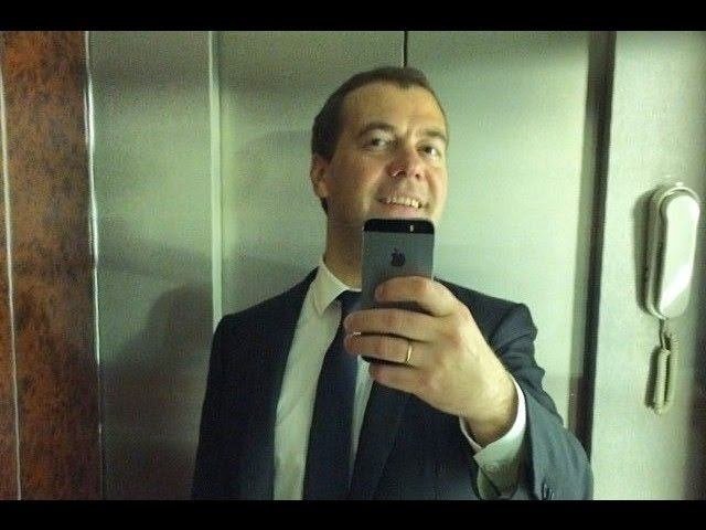 Медведев селфи в лифте