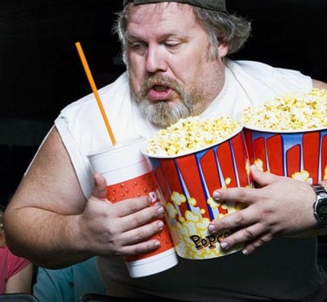 Жрет попкорн