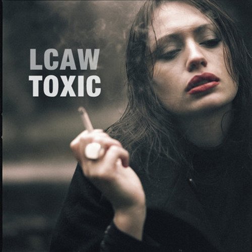 Девушка с сигаретой плачет