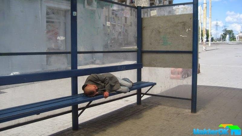 Спящий бомж на остановке