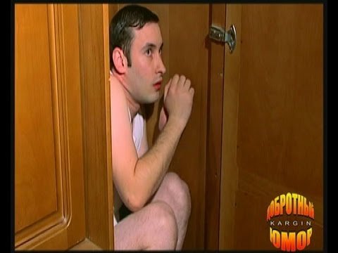 Мужчина прячется в шкафу
