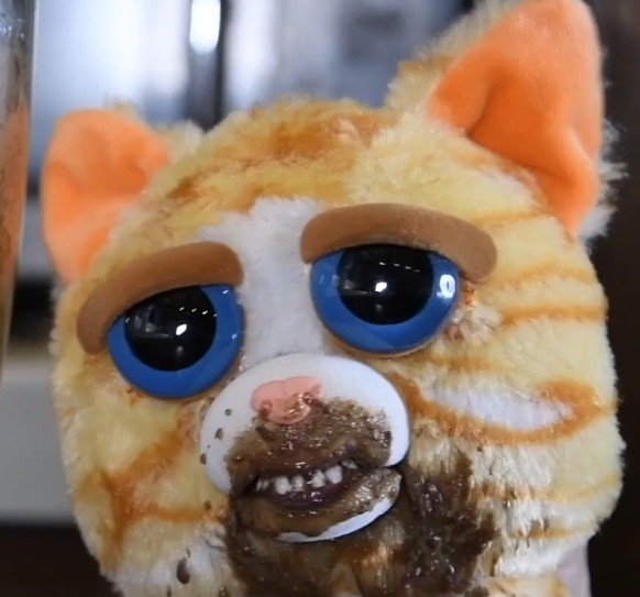 Красная мягкая игрушка из мемов