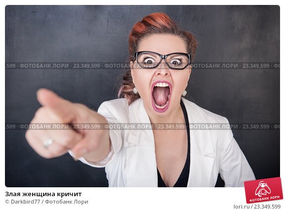 Девушка кричит ножами оригинал