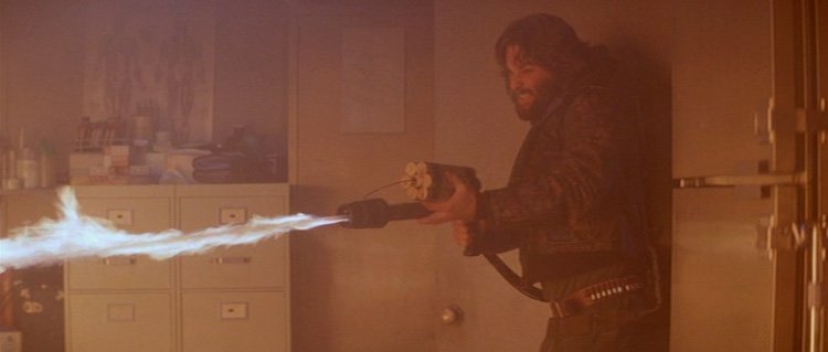 Нечто Курт Рассел с огнеметом