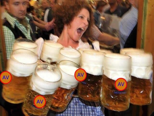 С пивом девушка